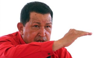Le président vénézuélien Hugo Chavez a affirmé dimanche en réaction à des déclarations du ministre colombien de la Défense qu'il répondrait par les armes à une éventuelle incursion militaire de son voisin sur son territoire contre des camps de guérilleros.