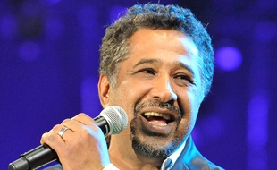 Le chanteur Khaled lors d'un concert à Rabat (Maroc), en mai 2012.