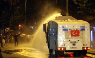 La police antiémeute turque a tiré des gaz lacrymogènes et fait usage de canons à eau dans la nuit de mardi à mercredi pour disperser plus de 2.000 manifestants antigouvernementaux à Ankara, procédant à 16 arrestations, ont rapporté les médias.