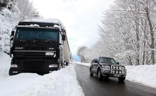 Par mesure de précaution, la circulation des poids lourds a été interdite à partir de mercredi soir 22H00 sur les autoroutes A7 (Lyon-Marseille), A8 (Marseille-Nice), A50 (Marseille-Toulon) et A54 (Marseille-Nîmes), en raison des risques de neige et de verglas.