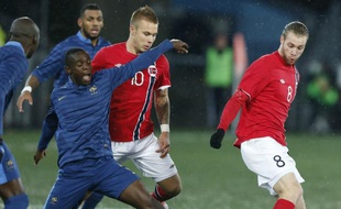 Le défenseur de l'équipe de France Espoirs, Chris Mavinga (de face), lors du barrage France - Norvège le 16 octobre 2012.