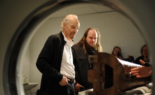 Alan Stivell et le chercheur Julian Cuvilliez, l'un des deux porteurs du projet, lors du passage de la harpe celtique au scanner.