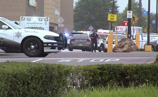 Deux personnes ont été tuées et un policier a été blessé lors d’une fusillade tôt mardi dans un supermarché Walmart dans le Mississippi. (Images de WATN-TV).