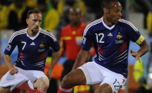 Franck Ribéry et Thierry Henry sous le maillot de l'équipe de France contre l'Afrique du Sud en juin 2010 lors de la Coupe du monde.