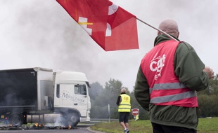 A Donges comme à Rennes, les routiers mènent des actions de blocage depuis lundi.