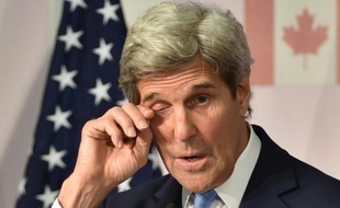Le secrétaire d'Etat américain John Kerry très ému lors de la visite du mémorial à Hiroshima, le 11 avril 2016