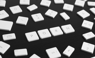 Des touches de clavier forment le mot