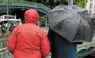 Avec les averses et les orages, les ventes de parapluies grimpent.