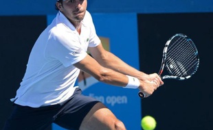 Julien Benneteau s'est qualifié pour le troisième tour en battant son compatriote et partenaire de double Edouard Roger-Vasselin en quatre sets disputés 4-6, 7-5, 7-6 (7/5), 7-6 (7/5).