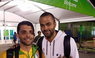 Tony Parker et l'accompagnateur brésilien
