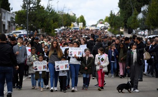 Une marche blanche avait rendu hommage aux enfants victimes d'un dramatique accident de la route en juin 2019 à Lorient. Le chauffeur du véhicule est jugé ce lundi.
