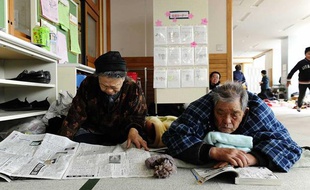 Des habitants de Fukushima dans un centre d'évacuation, le 13 mars 2011.