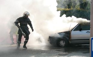 L'homme a mis le feu à la voiture de son voisin en pleine nuit. Illustration