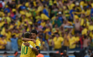 Neymar et Thiago Silva s'enlacent après la victoire contre le Chili, le 28 juin 2014, à Belo Horizonte.