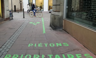 Un des itinéraires recommandé aux cyclistes dans le centre de Strasbourg vise à éviter la Grand'Rue aux nombreux piétons.