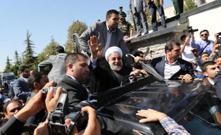 Le président Hassan Rohani a reçu un accueil mitigé à son retour samedi en Iran d'un voyage à New York marqué par un contact téléphonique historique avec Barack Obama, le premier du genre en plus de trois décennies.