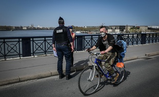 Des contrôles de police sur les quais de Bordeaux, le mars .