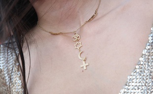 Un pendentif constitué de symboles de différentes religions.