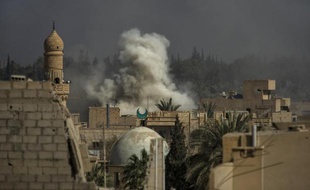De la fumée au-dessus de la ville de Deir Ezzor, le 26 février 2013 en Syrie