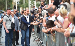 Emmanuel Macron serre des mains au Touquet ce samedi 10 juin.