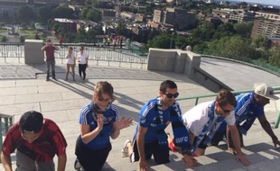 Ce supporter de l'Impact Montréal était accompagné d'amis pour gravir les marches le 4 août 2015.