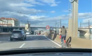 Un homme a été filmé en train de se promener à Vélov sur la M7 a Lyon
