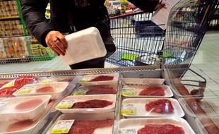 Un rayon de viande fraîche dans un supermarché d'Hazebrouck, le 15 mars 2012.