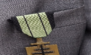 La médaille d'un vétéran des «Compagnons de la Libération» lors d'une cérémonie à Suresnes en 2009.