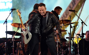 Bruce Springsteen chante accompagné par les musiciens de U2 à Times Square à New York, le 1er décembre 2014.