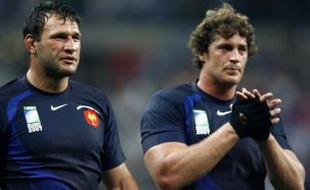 L'encadrement a opté pour une deuxième ligne expérimentée et constituée de deux gros "pousseurs", le Biarrot Jérôme Thion et le capitaine Lionel Nallet.