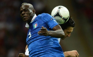 L'avant-centre Mario Balotelli, qui a inscrit deux buts rageurs, a propulsé l'Italie en finale de l'Euro-2012 face à une Allemagne des mauvais jours (2-1).