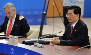 Le président chinois Hu Jintao a appelé samedi tous les pays d'Asie-Pacifique à préserver la paix et la stabilité, peu avant l'ouverture d'un sommet qui devrait être dominé par les disputes territoriales récemment ressurgies dans la région.