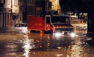 De violents orages, accompagnés de précipitations record, ont provoqué de très lourds dégâts matériels à Nancy, dans la nuit de lundi à mardi, laissant un paysage de désolation entre avenues inondées et voitures à la dérive.