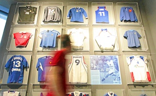 Des maillots célèbres (à g.), une collection de 28 torches olympiques (en h.) et la raquette de Noah à Roland-Garros.