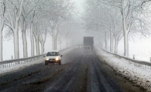 La préfecture du Puy-de-Dôme a déclenché samedi soir le "plan intempéries Massif central", des chutes de neige étant en cours dans le Cantal et en Lozère, ce qui entraîne l'interdiction aux poids-lourds de l'autoroute A75, a-t-elle annoncé dans un communiqué.