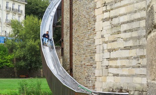 Le toboggan estival du château des ducs de Bretagne, à Nantes.