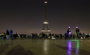 Les lumières de la Tour Eiffel s'éteindront à minuit jeudi 8 juin 2017 pour rendre hommage aux victimes des attentats en Iran (Illustration).