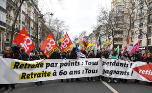 Des manifestants défilent à Paris le 14 janvier 2020 contre la réforme des retraites.