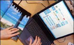 Environ 11,5 millions de Français ont préparé leur voyage grâce à l'internet en 2005, soit 37% des 31,5 millions qui sont partis en vacances en court séjour dans le secteur marchand ou en long séjour, selon une étude publiée mardi par le cabinet d'études Raffour Interactif.