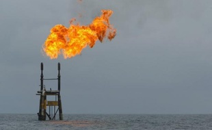 Un corps a été retrouvé samedi par des plongeurs au lendemain de l'explosion suivie d'un incendie sur une plateforme pétrolière du Golfe du Mexique, au large de la Louisiane (sud), ont annoncé dimanche les garde-côtes américains.