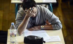 Un lycéen français planche sur l'épreuve du bac de philosophie le 16 juin 2014 à Paris