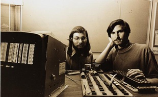 Les fondateurs d'Apple, Steve Jobs (à droite) et Steve Wozniak, devant un Apple I.