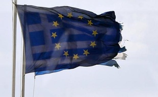Les drapeaux européen et grec, le 25 février 2015 à Athènes
