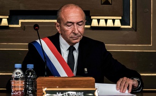 French former interior minister Gerard Collomb (C) is seen after being elected as the new mayor of Lyon on November 5, 2018 at Lyon city hall, following an extraordinary municipal council. (Photo by JEFF PACHOUD / AFP)