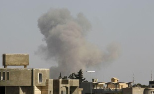 De la fumée s'échappe de Tripoli (Libye), le 14 avril 2011.
