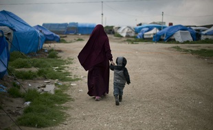 Une mère et son enfant dans le camp Roj au nord de la Syrie en mars 2019.