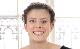 Le secret pour réussir cette coiffure, c’est de bien contournez le crâne.