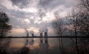 Plusieurs dizaines de mètres cube d'acide chlorhydrique se sont déversés dans le sol de la centrale nucléaire de Cattenom, puis ont été rejetées dans la Moselle du fait d'un tuyau d'évacuation manquant, a-t-on appris vendredi auprès d'EDF.
