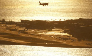 Un avion sur le point d'atterrir à l'aéroport de Nice en janvier 2016.
