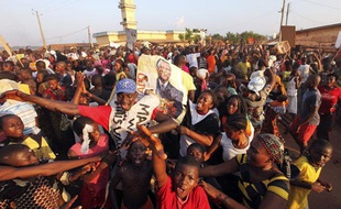 Des supporteurs d'Alassane Ouattara célèbrent la victoire de leur candidat à l'élection présidentielle ivoirienne, le 2 décembre 2010.